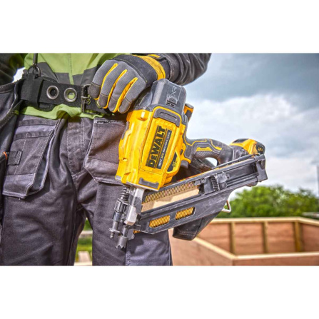 Aku hřebíkovačka DeWalt 18V XR, 2x5,0 Ah DCN692P2 - 2