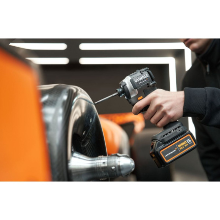 Sada aku vrtačky DCD85M a rázového utahováku DCF85M DeWalt edice McLaren DCK200MP2T - 4