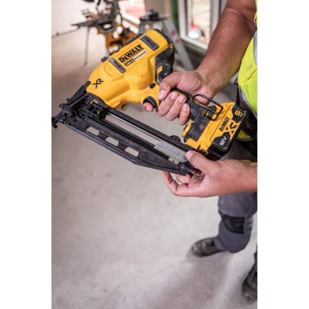 Aku hřebíkovačka DeWalt 18V XR bez aku DCN660N - 2 Aku hřebíkovačka DeWalt 18V XR bez aku DCN660N - 2
