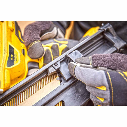 Aku hřebíkovačka DeWalt 18V XR, 2x5,0 Ah DCN692P2 - 4