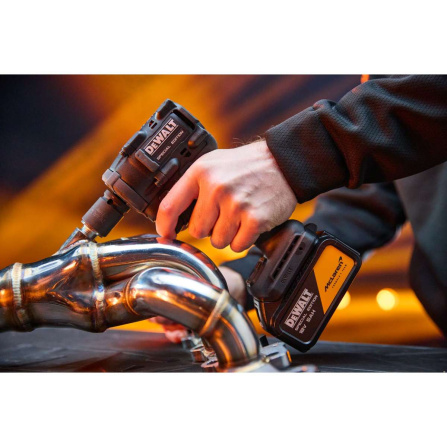 Aku rázový utahovák DeWalt edice McLaren 2x5,0 Ah DCF92MP2T - 4